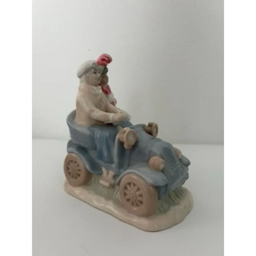 Vtg house of lloyd Porcelain couple in Antique car Figurine